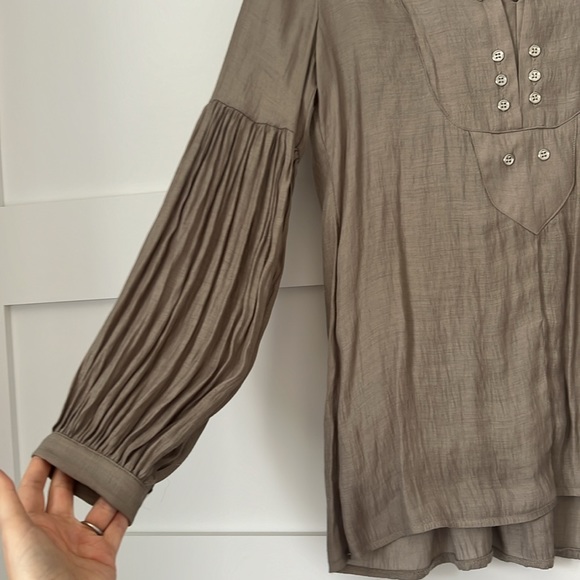 Beautiful sand color blouse - Picture 2 of 4